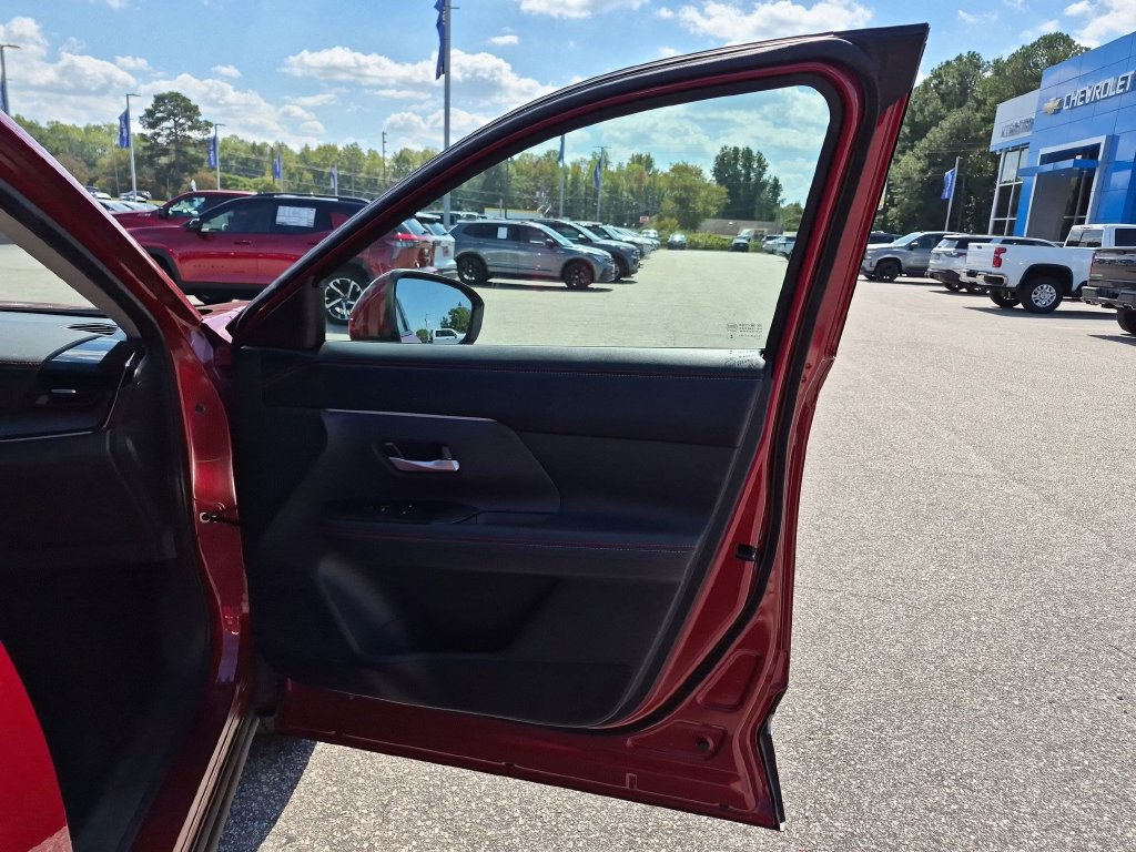 Used 2025 Nissan Kicks SR w/ SR Premium Package AWD/4WD image 37