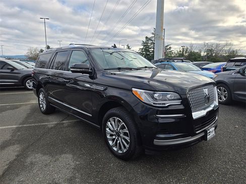 Used 2024 Lincoln Navigator L 4WD image 3