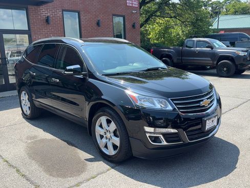 Used 2017 Chevrolet Traverse LT w/ Style and Technology Package image 8