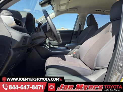 Used 2025 Toyota Highlander LE image 27