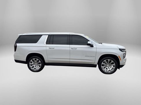 Used 2025 Chevrolet Suburban Premier AWD/4WD image 8