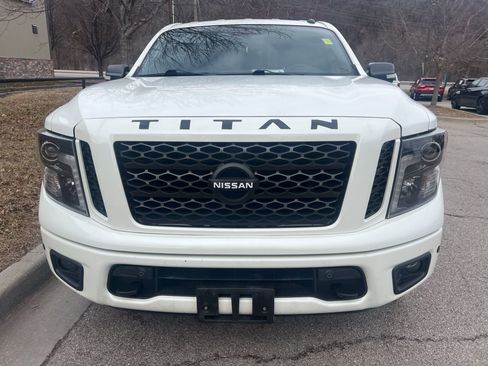 Used 2019 Nissan Titan SV w/ SV Convenience Package image 2