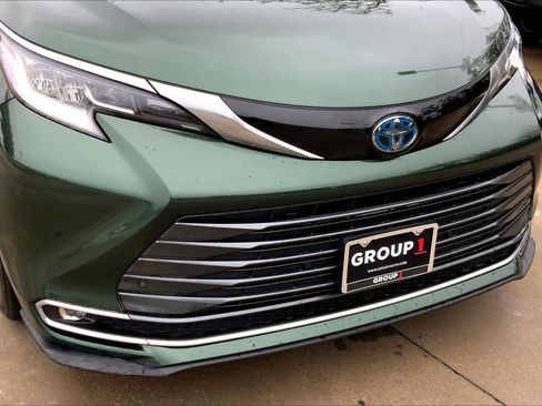 Used 2024 Toyota Sienna Limited image 28