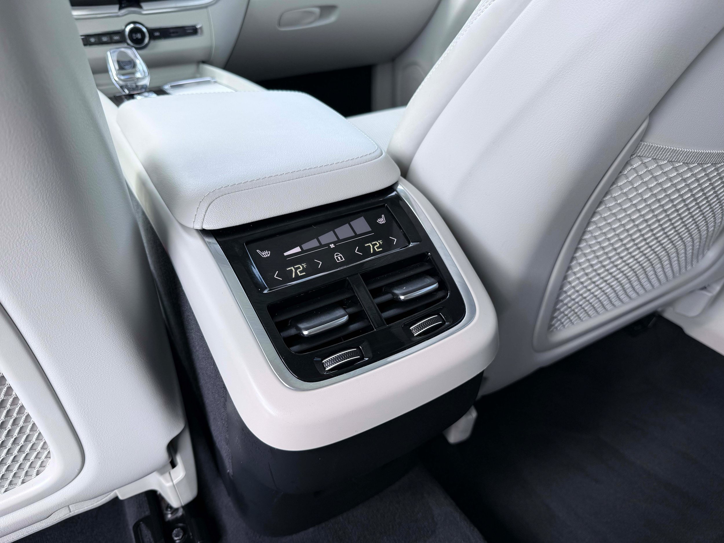 Certified 2026 Volvo XC60 B5 Ultra AWD/4WD image 17