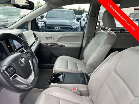 Used 2020 Toyota Sienna XLE Premium AWD/4WD image 3