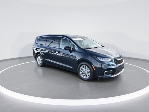 Used 2024 Chrysler Pacifica Touring-L FWD image 2