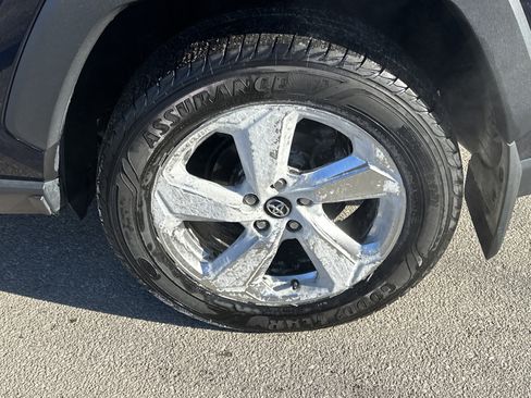 Used 2021 Toyota RAV4 XLE Premium image 9