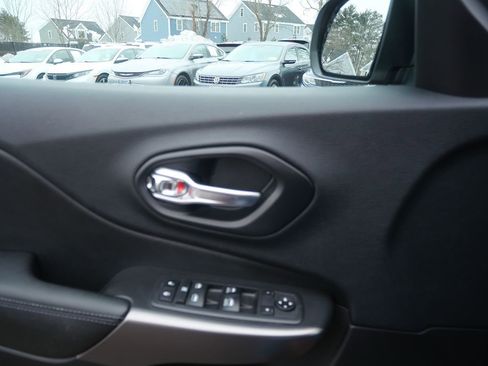 Used 2019 Jeep Cherokee Latitude Plus image 14