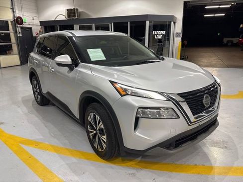 Used 2021 Nissan Rogue SV image 3