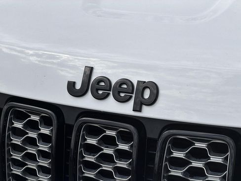 Used 2021 Jeep Grand Cherokee Laredo X AWD/4WD image 30
