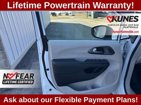 Used 2023 Chrysler Pacifica Touring-L FWD image 11