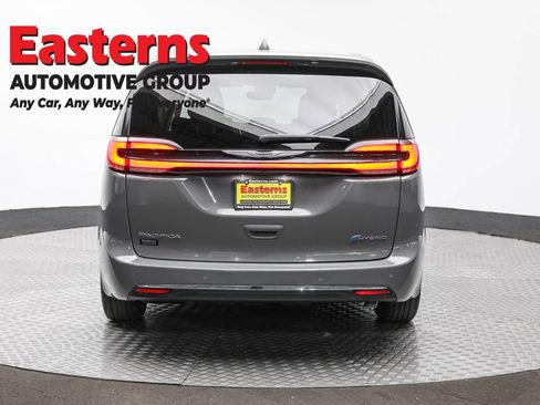 Used 2022 Chrysler Pacifica Touring-L image 6