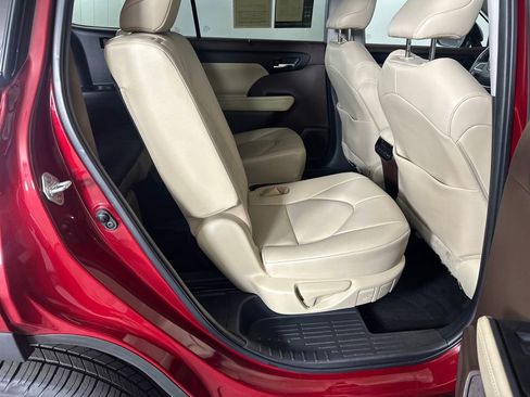 Used 2022 Toyota Highlander XLE image 15