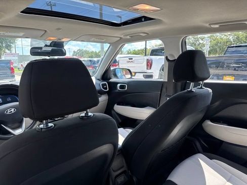 Used 2025 Hyundai Venue SEL FWD image 19