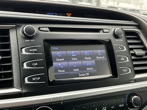 Used 2014 Toyota Highlander LE image 14