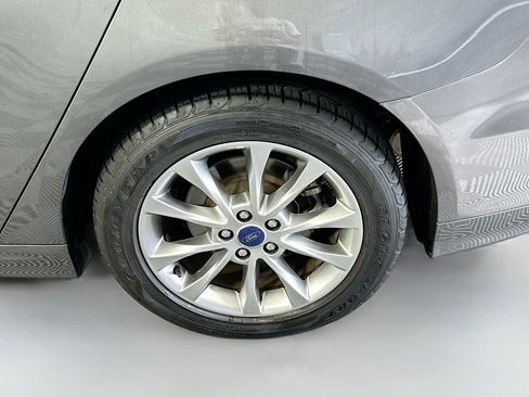 Used 2017 Ford Fusion SE image 28