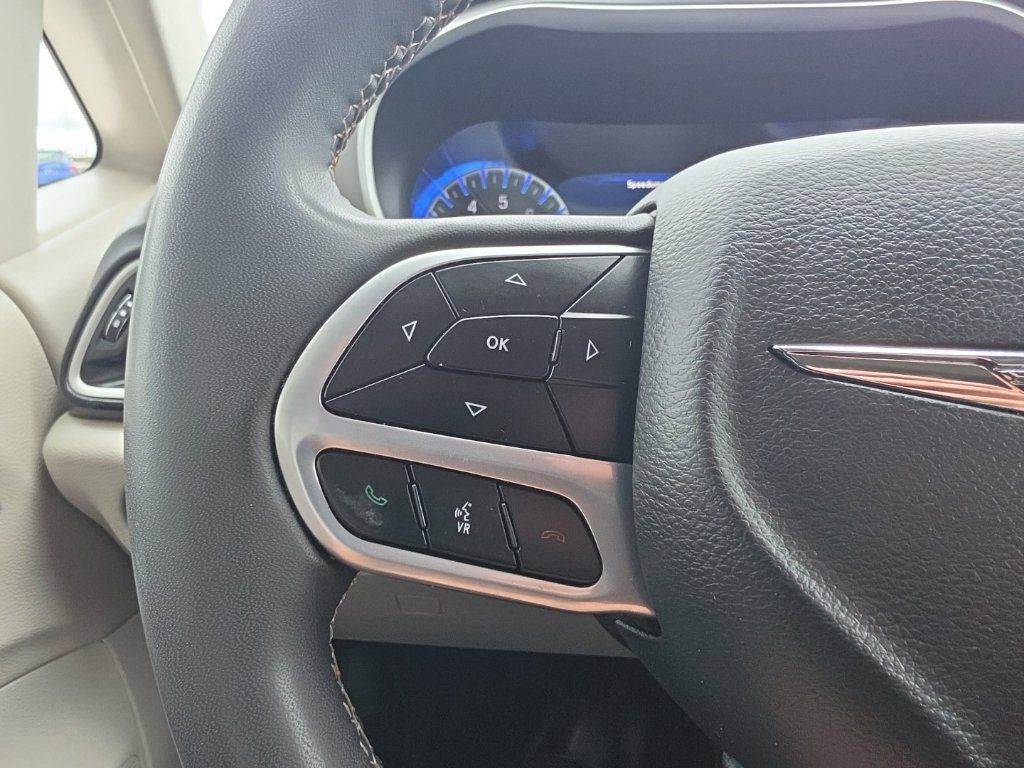 Used 2023 Chrysler Pacifica Touring-L FWD image 17