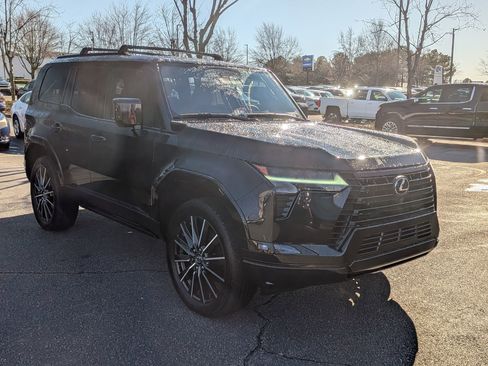 Used 2024 Lexus GX 550 w/ Accessory Package (2T) image 2