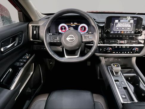 Used 2025 Nissan Pathfinder Platinum FWD image 6