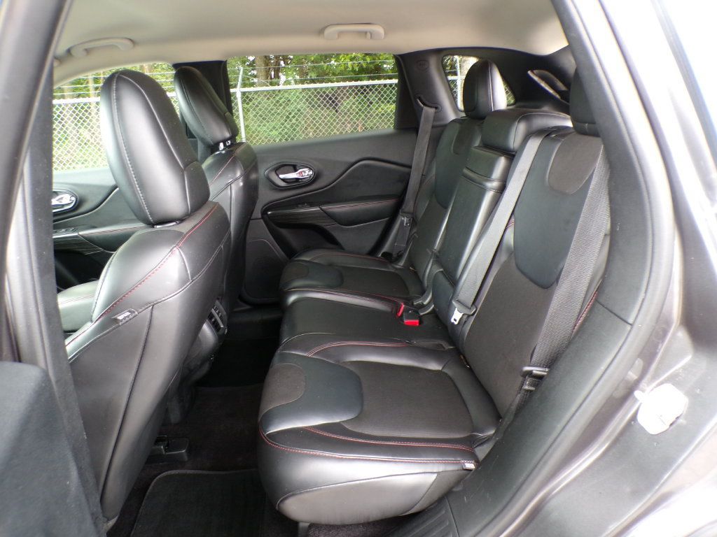 Used 2016 Jeep Cherokee Trailhawk AWD/4WD image 18