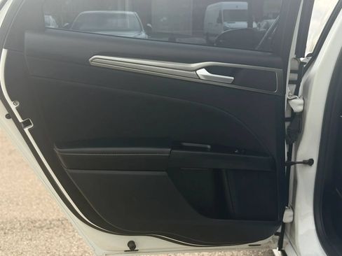 Used 2017 Ford Fusion SE FWD image 11