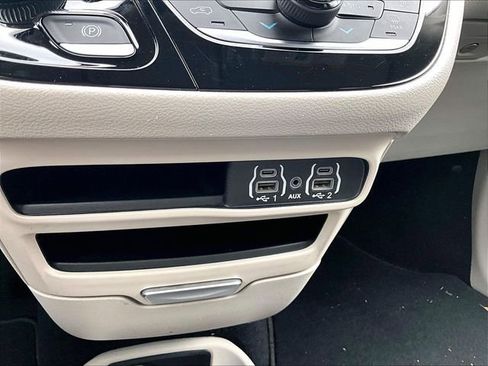 Used 2023 Chrysler Pacifica Touring-L FWD image 28