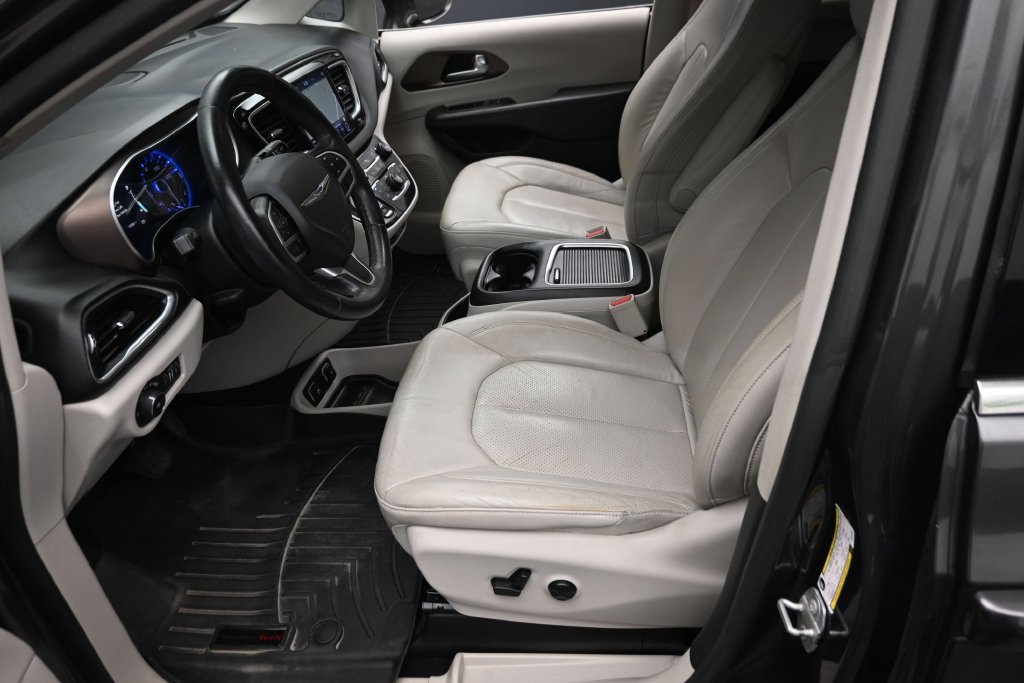 Used 2018 Chrysler Pacifica Touring-L Plus FWD image 19