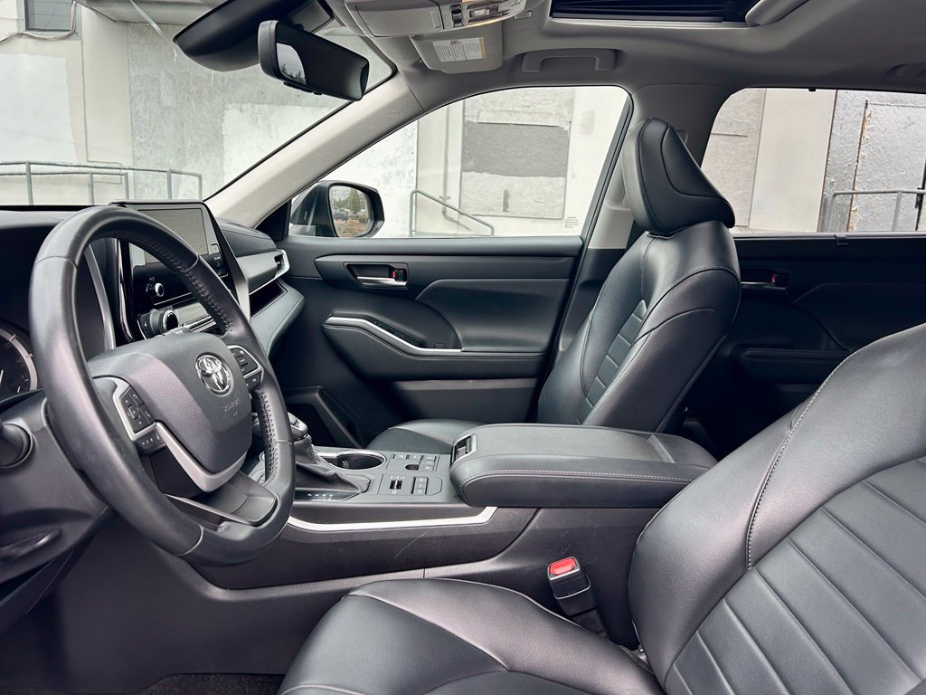 Used 2023 Toyota Highlander XLE AWD/4WD image 10