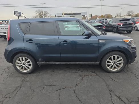 Used 2017 Kia Soul + image 4