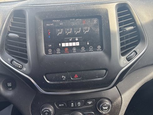Used 2019 Jeep Cherokee Latitude Plus w/ Cold Weather Group AWD/4WD image 12