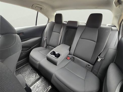 Used 2022 Toyota Corolla LE image 18