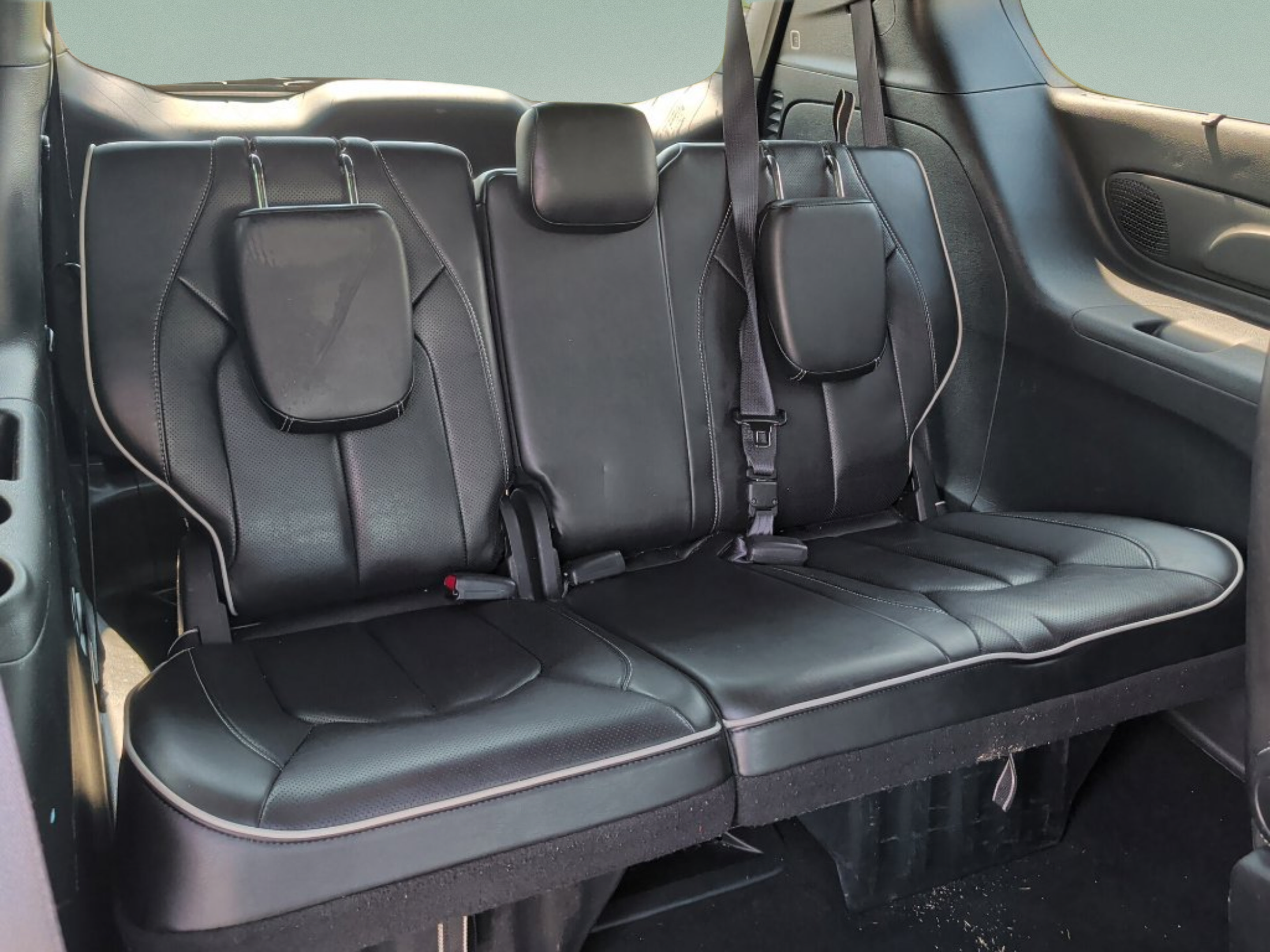 Used 2025 Chrysler Pacifica Limited FWD image 44