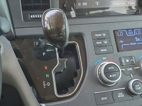 Used 2017 Toyota Sienna XLE w/ XLE Navigation Package FWD image 12