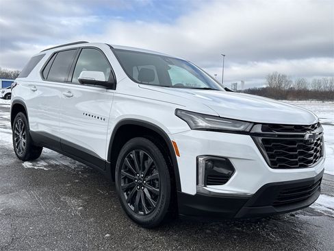 Used 2023 Chevrolet Traverse RS image 2