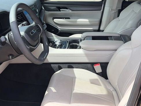 Certified 2023 Jeep Wagoneer Series III w/ Convenience Group I AWD/4WD image 17