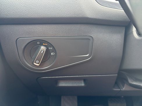 Used 2020 Volkswagen Tiguan SE w/ Panoramic Sunroof Package FWD image 23