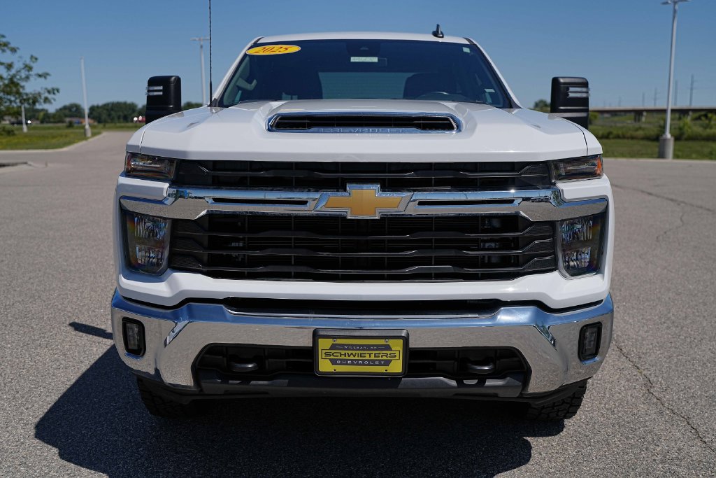 Used 2025 Chevrolet Silverado 2500 LT AWD/4WD image 2