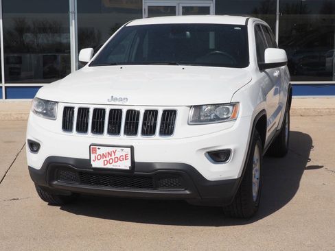 Used 2016 Jeep Grand Cherokee Laredo image 3