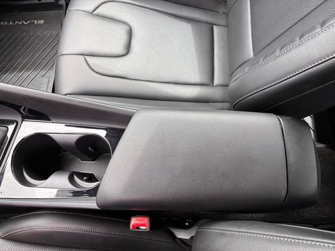 Used 2025 Hyundai Elantra Limited FWD image 37
