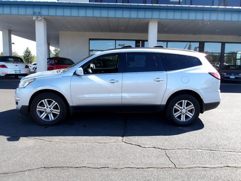Used 2016 Chevrolet Traverse LT image 2