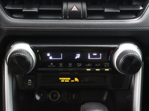 Used 2020 Toyota RAV4 LE FWD image 18