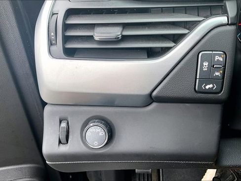 Used 2018 Chevrolet Suburban LT RWD image 15
