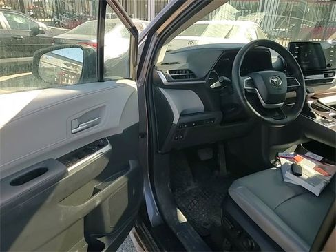 Used 2024 Toyota Sienna XLE image 9