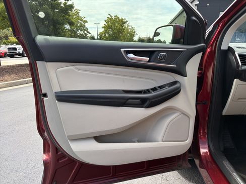 Used 2018 Ford Edge Titanium w/ Technology Package FWD image 16