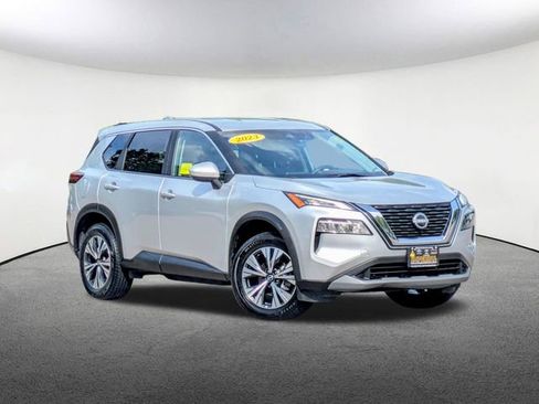 Used 2023 Nissan Rogue SV image 2