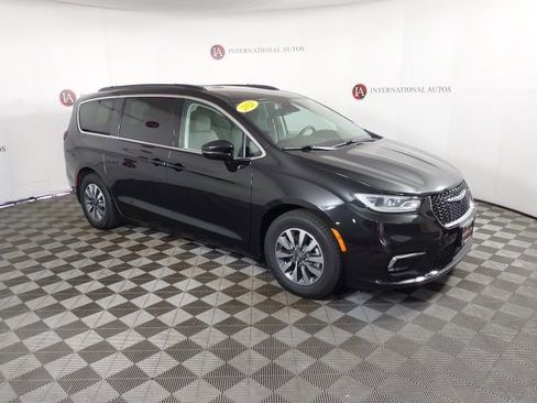 Used 2021 Chrysler Pacifica Touring w/ Uconnect Theater Family Group FWD image 3