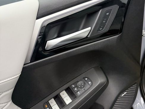 New 2025 Mitsubishi Outlander SE image 16