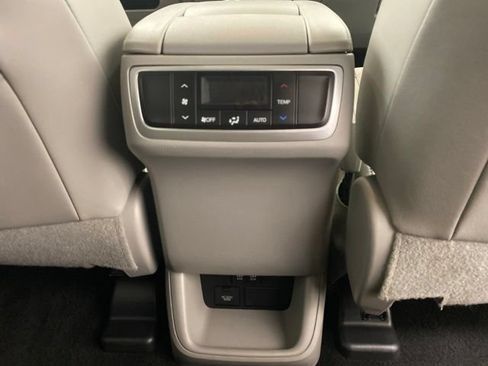 Used 2017 Toyota Highlander XLE AWD/4WD image 39