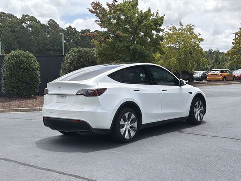 Used 2023 Tesla Model Y AWD image 3