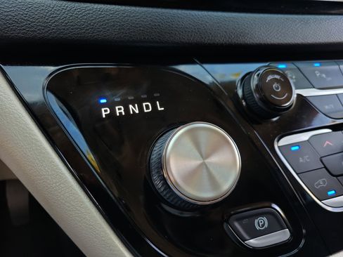 Used 2023 Chrysler Pacifica Touring-L FWD image 27